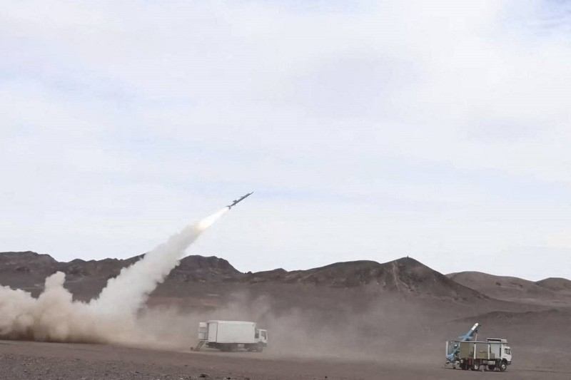 Iran memamerkan rudal balistik terbaru yang diklaim mampu menempuh jarak 1.700 kilometer, Minggu (2/2/2025). Rudal balistik itu dipamerkan dalam sebuah upacara di Teheran yang dihadiri oleh Presiden Iran, Masoud Pezeshkian. (Iranian Presidency/AFP) Iran memamerkan rudal balistik terbaru yang diklaim mampu menempuh jarak 1.700 kilometer, Minggu (2/2/2025). Rudal balistik itu dipamerkan dalam sebuah upacara di Teheran yang dihadiri oleh Presiden Iran, Masoud Pezeshkian. (Iranian Presidency/AFP)