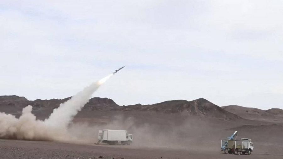 Iran memamerkan rudal balistik terbaru yang diklaim mampu menempuh jarak 1.700 kilometer, Minggu (2/2/2025). Rudal balistik itu dipamerkan dalam sebuah upacara di Teheran yang dihadiri oleh Presiden Iran, Masoud Pezeshkian. (Iranian Presidency/AFP)