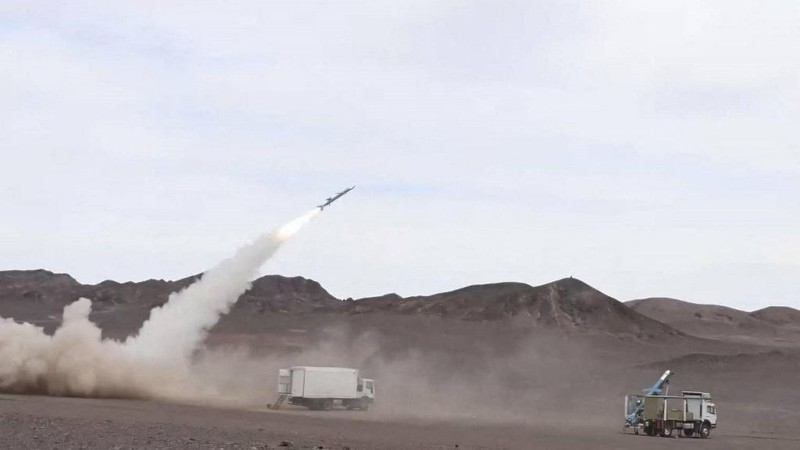 Iran memamerkan rudal balistik terbaru yang diklaim mampu menempuh jarak 1.700 kilometer, Minggu (2/2/2025). Rudal balistik itu dipamerkan dalam sebuah upacara di Teheran yang dihadiri oleh Presiden Iran, Masoud Pezeshkian. (Iranian Presidency/AFP)