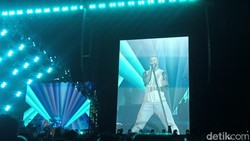 Konser Maroon 5 di Jakarta Penuh Kejutan dan Momen Emosional