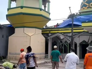 Kubah Menara Masjid di Maros Roboh Timpa Rumah Warga, 2 Orang Luka