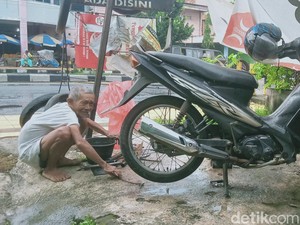 Kisah Mbah Waluyo, Setengah Abad Jadi Tukang Tambal Ban Antar Anaknya Dokter