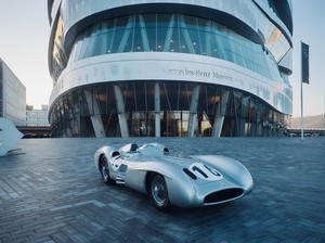 Edan! Mobil Balap Klasik Mercedes-Benz Tahun 1954 Dilelang Laku Rp 860 M