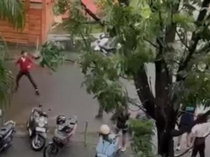 Momen Mahasiswa UMI Makassar Bentrok Pakai Sajam di Kampus Dipicu Saling Ejek