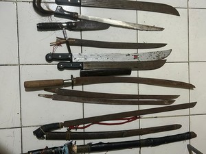 Antisipasi Tawuran, Warga Serahkan Golok-Celurit ke Polsek Ciputat Timur