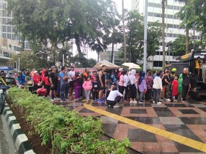 Ada Bagi-bagi Makan Gratis di Area CFD, Antrean Warga Mengular