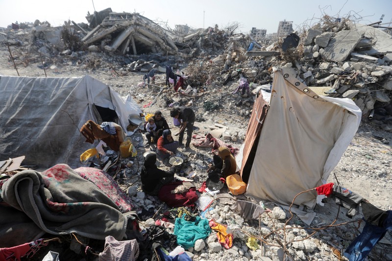 Warga Palestina kembali ke rumah mereka di Rafah, Gaza, Sabtu (1/2/2025). Mereka berharap dapat melanjutkan hidup normal setelah perjanjian gencatan senjata diumumkan. (REUTERS/Mahmoud Issa) Warga Palestina kembali ke rumah mereka di Rafah, Gaza, Sabtu (1/2/2025). Mereka berharap dapat melanjutkan hidup normal setelah perjanjian gencatan senjata diumumkan. (REUTERS/Mahmoud Issa)