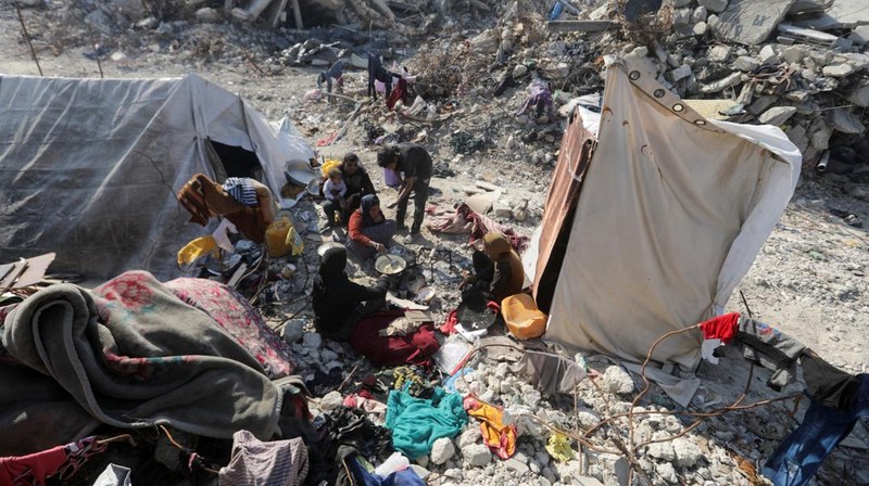 Warga Palestina kembali ke rumah mereka di Rafah, Gaza, Sabtu (1/2/2025). Mereka berharap dapat melanjutkan hidup normal setelah perjanjian gencatan senjata diumumkan. (REUTERS/Mahmoud Issa)