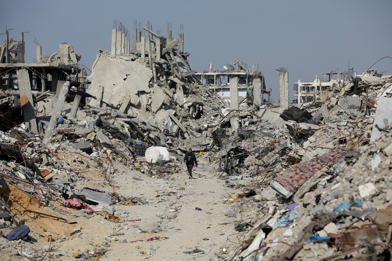 Warga Palestina kembali ke rumah mereka di Rafah, Gaza, Sabtu (1/2/2025). Mereka berharap dapat melanjutkan hidup normal setelah perjanjian gencatan senjata diumumkan. (REUTERS/Mahmoud Issa)