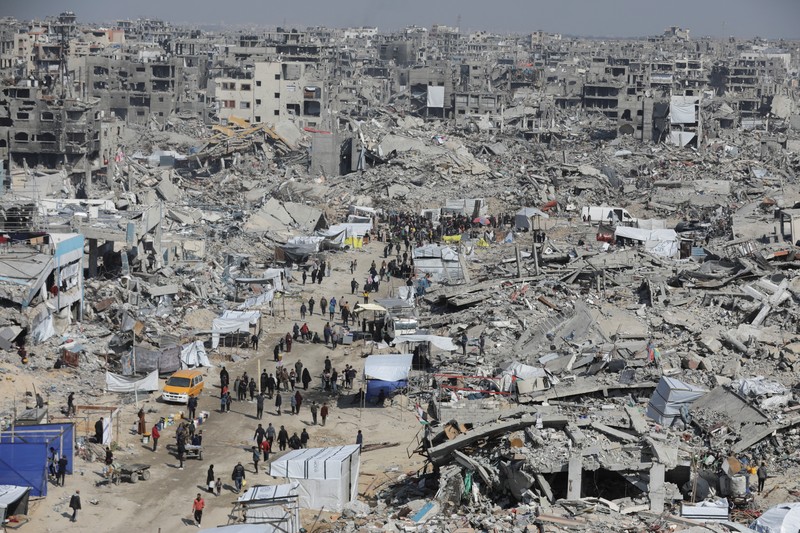 Warga Palestina kembali ke rumah mereka di Rafah, Gaza, Sabtu (1/2/2025). Mereka berharap dapat melanjutkan hidup normal setelah perjanjian gencatan senjata diumumkan. (REUTERS/Mahmoud Issa)
