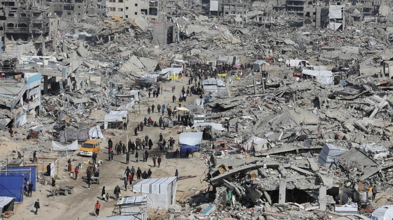 Warga Palestina kembali ke rumah mereka di Rafah, Gaza, Sabtu (1/2/2025). Mereka berharap dapat melanjutkan hidup normal setelah perjanjian gencatan senjata diumumkan. (REUTERS/Mahmoud Issa)