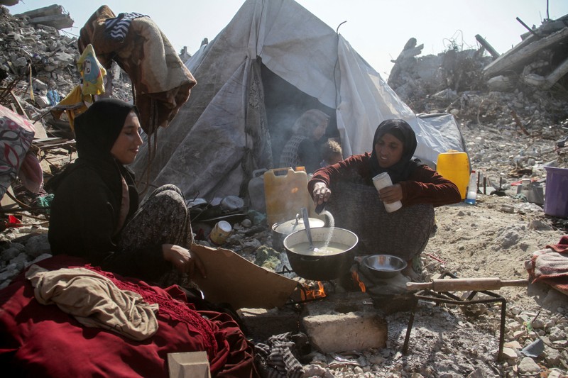 Warga Palestina kembali ke rumah mereka di Rafah, Gaza, Sabtu (1/2/2025). Mereka berharap dapat melanjutkan hidup normal setelah perjanjian gencatan senjata diumumkan. (REUTERS/Mahmoud Issa) Warga Palestina kembali ke rumah mereka di Rafah, Gaza, Sabtu (1/2/2025). Mereka berharap dapat melanjutkan hidup normal setelah perjanjian gencatan senjata diumumkan. (REUTERS/Mahmoud Issa)