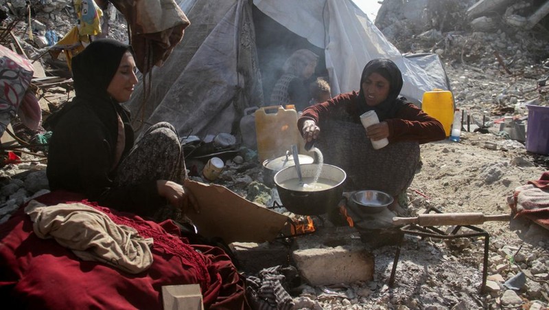 Warga Palestina kembali ke rumah mereka di Rafah, Gaza, Sabtu (1/2/2025). Mereka berharap dapat melanjutkan hidup normal setelah perjanjian gencatan senjata diumumkan. (REUTERS/Mahmoud Issa)