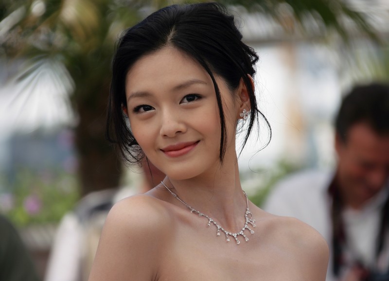 Vic Zhou dari boy band populer Taiwan F4, kiri, dan aktris Barbie Hsu berpose di depan poster sinetron Taiwan mereka, Vic Zhou dari boy band populer Taiwan F4, kiri, dan aktris Barbie Hsu berpose di depan poster sinetron Taiwan mereka,