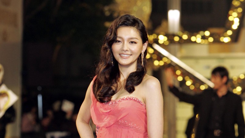Vic Zhou dari boy band populer Taiwan F4, kiri, dan aktris Barbie Hsu berpose di depan poster sinetron Taiwan mereka, Vic Zhou dari boy band populer Taiwan F4, kiri, dan aktris Barbie Hsu berpose di depan poster sinetron Taiwan mereka,