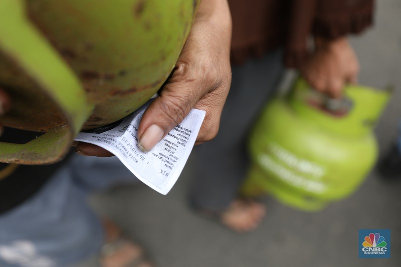 Antrean mengular masyarakat yang ingin membeli gas tabung 3Kg di depan agen di Jalan Aria Putra, Kedaung, Pamulang, Tangerang Selatan, Senin (3/2/2025). (CNBC Indonesia/Tri Susilo)