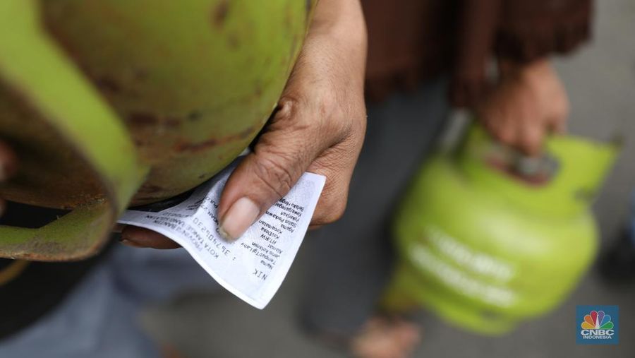 Antrean mengular masyarakat yang ingin membeli gas tabung 3Kg di depan agen di Jalan Aria Putra, Kedaung, Pamulang, Tangerang Selatan, Senin (3/2/2025). (CNBC Indonesia/Tri Susilo)