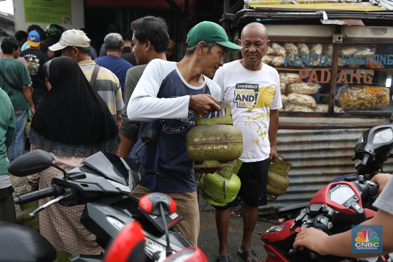 Antrean mengular masyarakat yang ingin membeli gas tabung 3Kg di depan agen di Jalan Aria Putra, Kedaung, Pamulang, Tangerang Selatan, Senin (3/2/2025). (CNBC Indonesia/Tri Susilo)