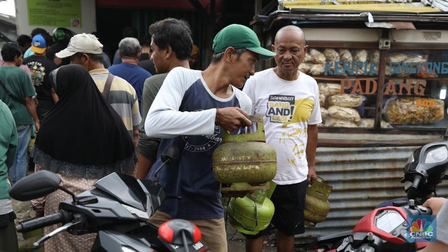 Antrean mengular masyarakat yang ingin membeli gas tabung 3Kg di depan agen di Jalan Aria Putra, Kedaung, Pamulang, Tangerang Selatan, Senin (3/2/2025). (CNBC Indonesia/Tri Susilo)