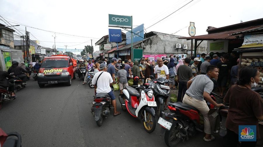 Antrean mengular masyarakat yang ingin membeli gas tabung 3Kg di depan agen di Jalan Aria Putra, Kedaung, Pamulang, Tangerang Selatan, Senin (3/2/2025). (CNBC Indonesia/Tri Susilo)