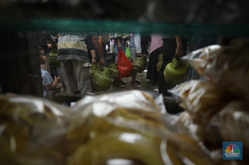Antrean mengular masyarakat yang ingin membeli gas tabung 3Kg di depan agen di Jalan Aria Putra, Kedaung, Pamulang, Tangerang Selatan, Senin (3/2/2025). (CNBC Indonesia/Tri Susilo)