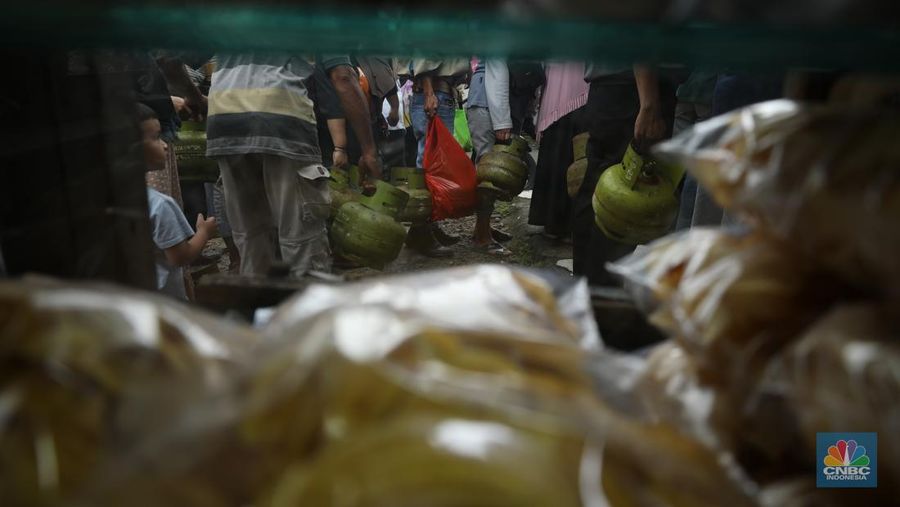 Antrean mengular masyarakat yang ingin membeli gas tabung 3Kg di depan agen di Jalan Aria Putra, Kedaung, Pamulang, Tangerang Selatan, Senin (3/2/2025). (CNBC Indonesia/Tri Susilo)