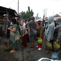 Pengecer Lenyap! Warga Antre Beli LPG 3 Kg, Begini Solusi dari Bahlil