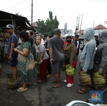 Imbas Pengecer Lenyap, Antrean Warga Beli Gas LPG 3 Kg Mengular!