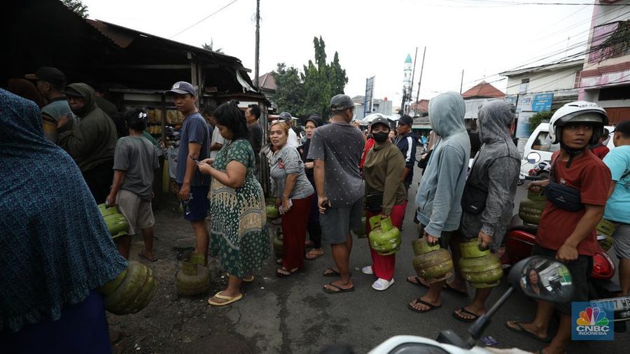 Antrean mengular masyarakat yang ingin membeli gas tabung 3Kg di depan agen di Jalan Aria Putra, Kedaung, Pamulang, Tangerang Selatan, Senin (3/2/2025). (CNBC Indonesia/Tri Susilo)