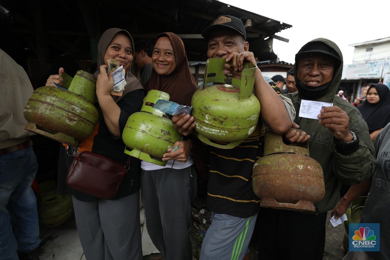Antrean mengular masyarakat yang ingin membeli gas tabung 3Kg di depan agen di Jalan Aria Putra, Kedaung, Pamulang, Tangerang Selatan, Senin (3/2/2025). (CNBC Indonesia/Tri Susilo)