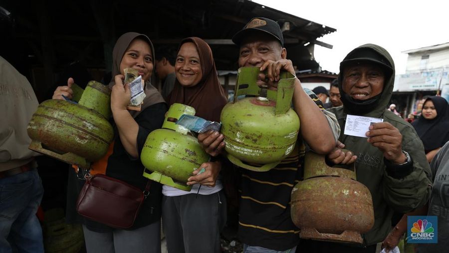 Antrean mengular masyarakat yang ingin membeli gas tabung 3Kg di depan agen di Jalan Aria Putra, Kedaung, Pamulang, Tangerang Selatan, Senin (3/2/2025). (CNBC Indonesia/Tri Susilo)