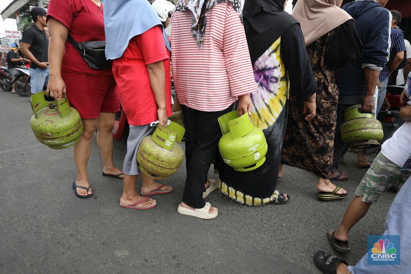 Antrean mengular masyarakat yang ingin membeli gas tabung 3Kg di depan agen di Jalan Aria Putra, Kedaung, Pamulang, Tangerang Selatan, Senin (3/2/2025). (CNBC Indonesia/Tri Susilo)