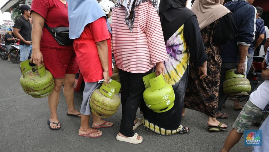 Antrean mengular masyarakat yang ingin membeli gas tabung 3Kg di depan agen di Jalan Aria Putra, Kedaung, Pamulang, Tangerang Selatan, Senin (3/2/2025). (CNBC Indonesia/Tri Susilo)