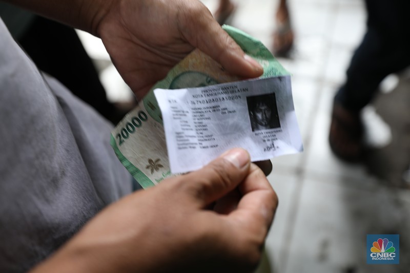 Antrean mengular masyarakat yang ingin membeli gas tabung 3Kg di depan agen di Jalan Aria Putra, Kedaung, Pamulang, Tangerang Selatan, Senin (3/2/2025). (CNBC Indonesia/Tri Susilo)