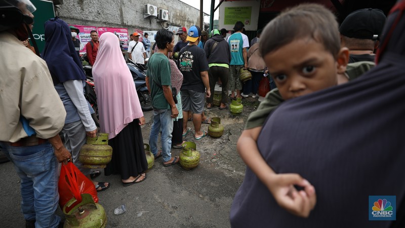Antrean mengular masyarakat yang ingin membeli gas tabung 3Kg di depan agen di Jalan Aria Putra, Kedaung, Pamulang, Tangerang Selatan, Senin (3/2/2025). (CNBC Indonesia/Tri Susilo)