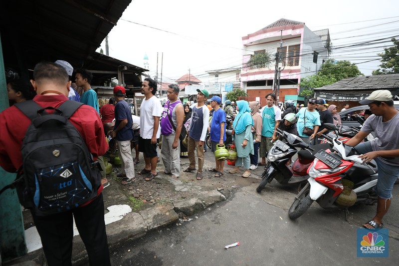 Antrean mengular masyarakat yang ingin membeli gas tabung 3Kg di depan agen di Jalan Aria Putra, Kedaung, Pamulang, Tangerang Selatan, Senin (3/2/2025). (CNBC Indonesia/Tri Susilo)