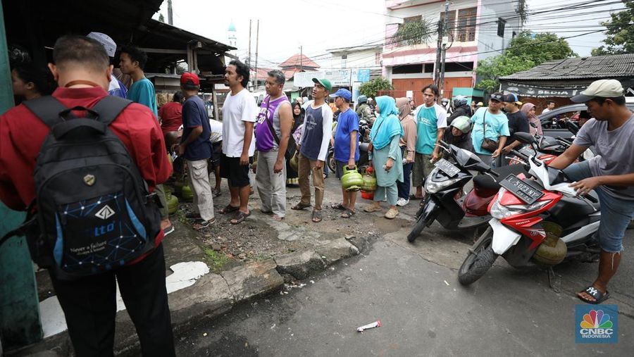 Antrean mengular masyarakat yang ingin membeli gas tabung 3Kg di depan agen di Jalan Aria Putra, Kedaung, Pamulang, Tangerang Selatan, Senin (3/2/2025). (CNBC Indonesia/Tri Susilo)