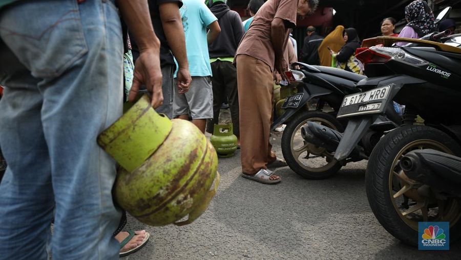 Antrean mengular masyarakat yang ingin membeli gas tabung 3Kg di depan agen di Jalan Aria Putra, Kedaung, Pamulang, Tangerang Selatan, Senin (3/2/2025). (²©²ÊÍøÕ¾/Tri Susilo)