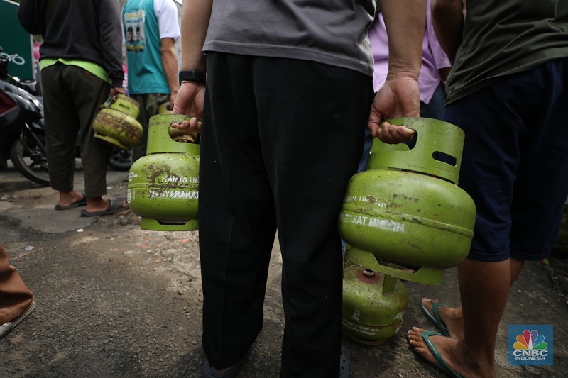 Antrean mengular masyarakat yang ingin membeli gas tabung 3Kg di depan agen di Jalan Aria Putra, Kedaung, Pamulang, Tangerang Selatan, Senin (3/2/2025). (CNBC Indonesia/Tri Susilo)