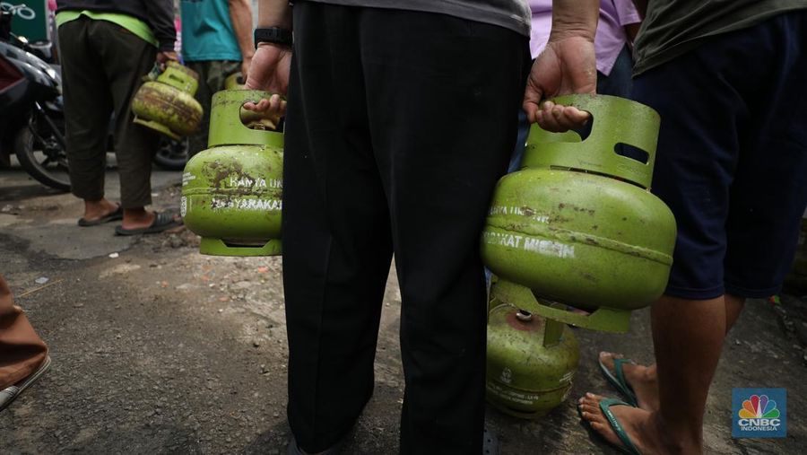 Antrean mengular masyarakat yang ingin membeli gas tabung 3Kg di depan agen di Jalan Aria Putra, Kedaung, Pamulang, Tangerang Selatan, Senin (3/2/2025). (CNBC Indonesia/Tri Susilo)