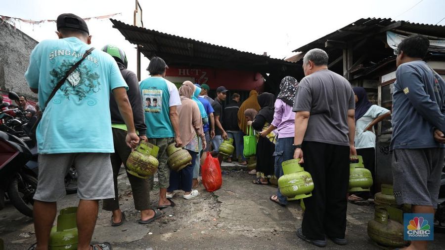 Antrean mengular masyarakat yang ingin membeli gas tabung 3Kg di depan agen di Jalan Aria Putra, Kedaung, Pamulang, Tangerang Selatan, Senin (3/2/2025). (CNBC Indonesia/Tri Susilo)