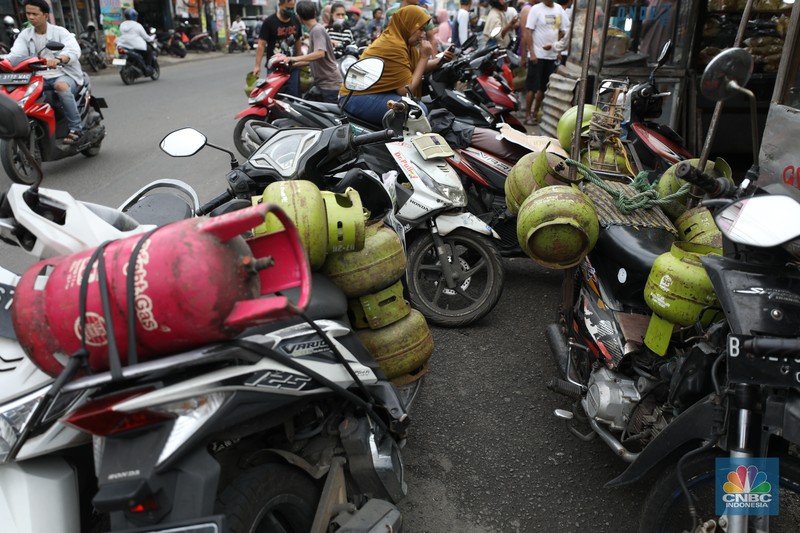 Antrean mengular masyarakat yang ingin membeli gas tabung 3Kg di depan agen di Jalan Aria Putra, Kedaung, Pamulang, Tangerang Selatan, Senin (3/2/2025). (CNBC Indonesia/Tri Susilo)