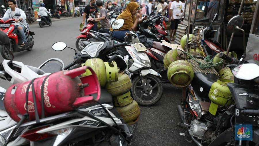 Antrean mengular masyarakat yang ingin membeli gas tabung 3Kg di depan agen di Jalan Aria Putra, Kedaung, Pamulang, Tangerang Selatan, Senin (3/2/2025). (CNBC Indonesia/Tri Susilo)