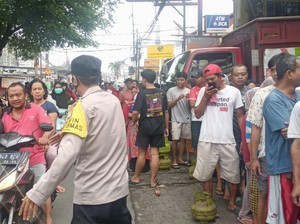Warga Antre Beli Gas 3 Kg di Ciputat Bikin Macet, Polisi Turun Tangan