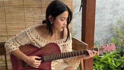 Keren! Aruma Bikin Gitar Sendiri dengan Bahan Rotan