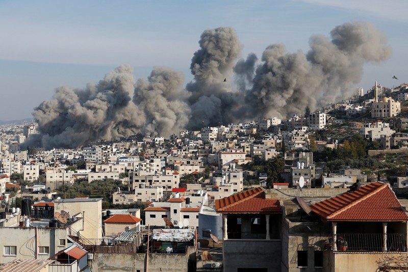 Asap mengepul selama operasi tentara Israel di Jenin, di Tepi Barat yang diduduki Israel, 2 Februari 2025. Asap mengepul selama operasi tentara Israel di Jenin, di Tepi Barat yang diduduki Israel, 2 Februari 2025. (REUTERS/Raneen Sawafta)