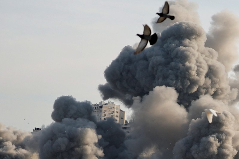 Asap mengepul selama operasi tentara Israel di Jenin, di Tepi Barat yang diduduki Israel, 2 Februari 2025. (REUTERS/Raneen Sawafta)