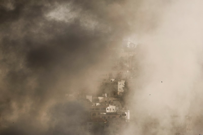 Asap mengepul selama operasi tentara Israel di Jenin, di Tepi Barat yang diduduki Israel, 2 Februari 2025. (REUTERS/Raneen Sawafta)