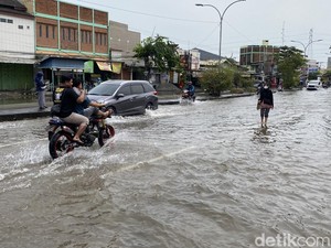 Diguyur Hujan Semalam, Jalan Pantura Semarang-Demak Banjir