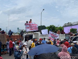 Tak Dapat Solusi dari Pemkab Jember, Sopir Truk Unjuk Rasa ke DPRD